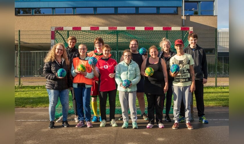 • De G-handballers van DES'72.