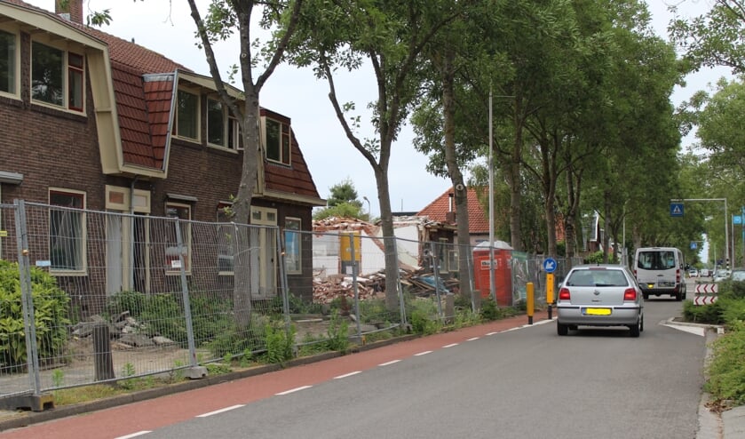 • De Kerkweg in Lekkerkerk. Links de te slopen huurwoningen.