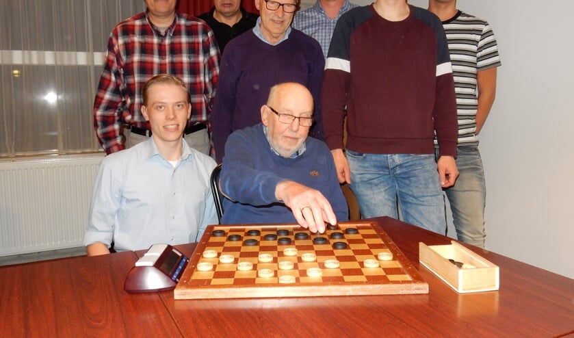 • Teus den Hartog achter het dambord.