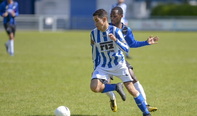 • Amine Karroum in het shirt van Schoonhoven.