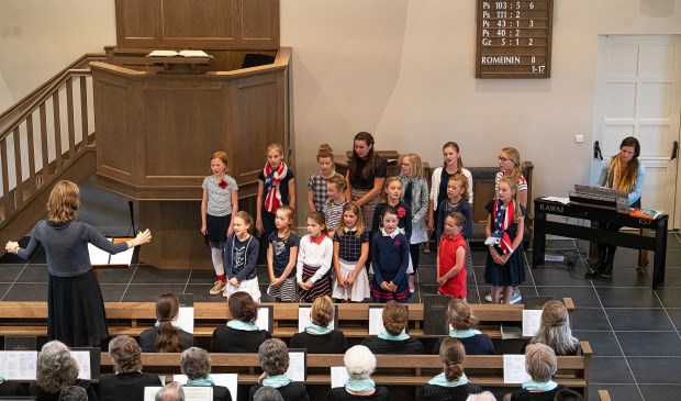 • In Schoonrewoerd werd een koor- en samenzangavond gehouden.