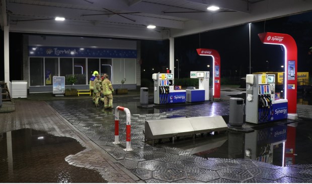 • Bij het Esso Tankstation liepen de afvoerkanalen vol water.