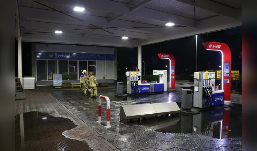 • Bij het Esso Tankstation liepen de afvoerkanalen vol water.