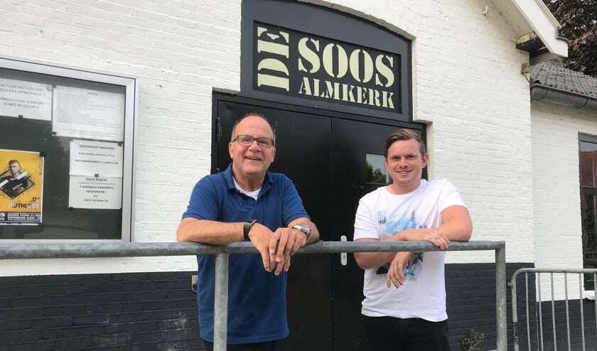 Kees Noorloos en Maurits Dekker voor het gebouw van De Soos in Almkerk.