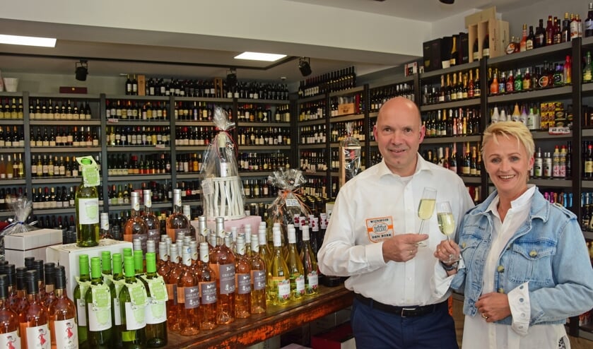• Therry en José Klapwijk in de nieuwe winkel.