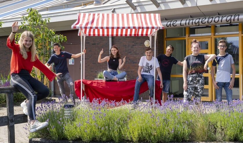 Tweedeklassers Marit, Seel, Annique, Patryk, Benjamin, Evy en Lukas (vlnr) doen 3 juli mee aan de Lingeborgh Fair.