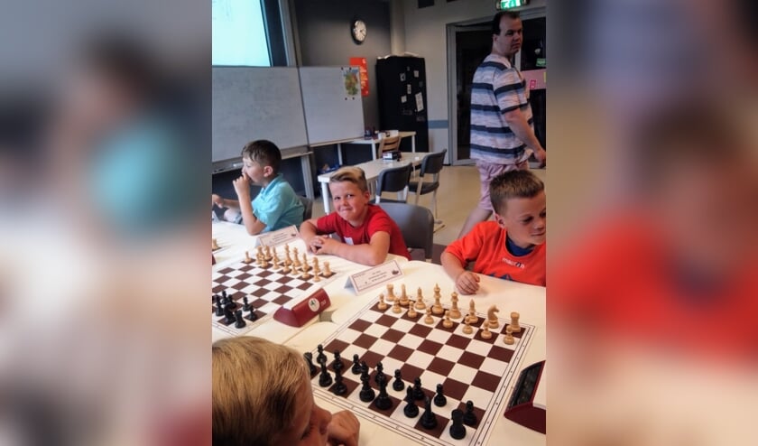 • Jip van der Linden in het schoolshirt van De Hoeksteen.