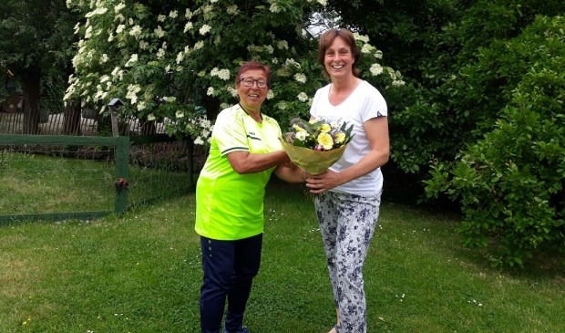 • Mathilde Linzel kreeg van badjuf Georgine een grote bos bloemen overhandigd.