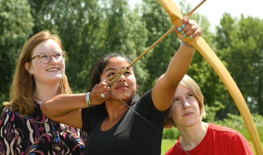 Louise, Gabriela en Romy (vlnr) richten hun pijlen.