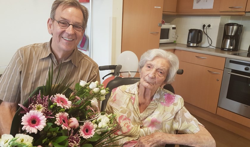 Kees Schetters (directeur Huis ter Leede) feliciteert mevrouw De Putter met haar 104e verjaardag. Ze is de oudste bewoner van Huis ter Leede in Leerdam.