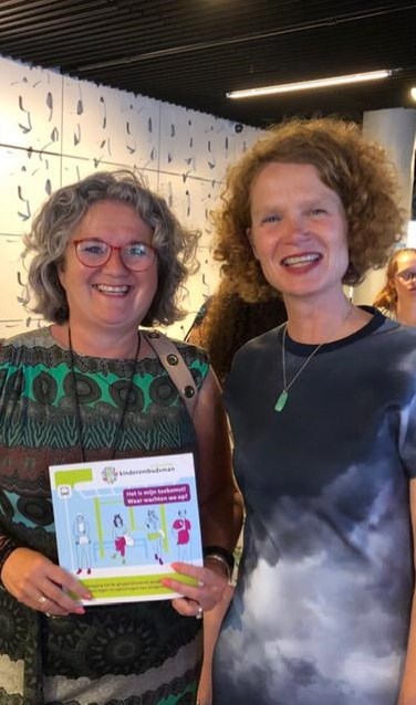 • Jeugdwethouder Kirsten Jaarsma en kinderombudsman Stans Goudsmit.