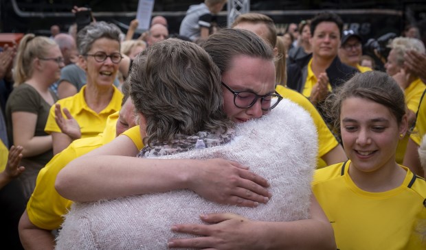 • Tranen bij aankomst in Krimpen aan den IJssel.