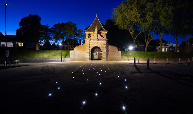 Wie via de Schoonhovense Veerpoort 's avonds naar de Lek wandelt of fietst ziet vanaf nu twinkelende lichtjes in het wegdek. Het ontwerp maakt deel uit van het nieuw ingerichte terrein Buiten de Veerpoort.