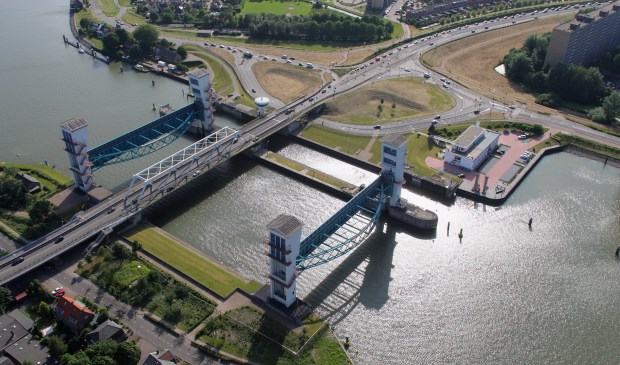 • Een extra brug over de IJssel zou de Algerabrug kunnen ontlasten.