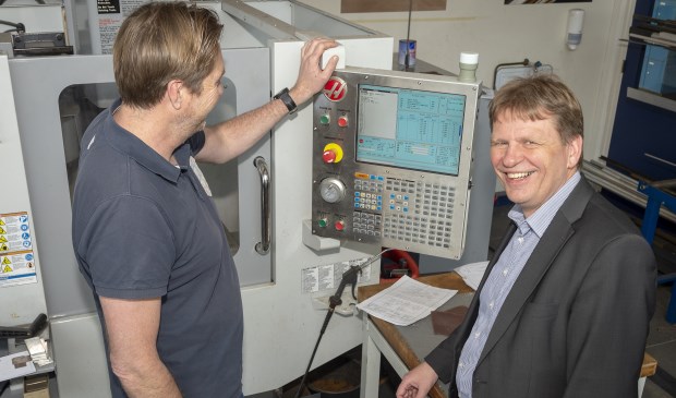 • Wethouder Jan Vente van de gemeente Krimpenerwaard krijgt uitleg over een freesmachine.
