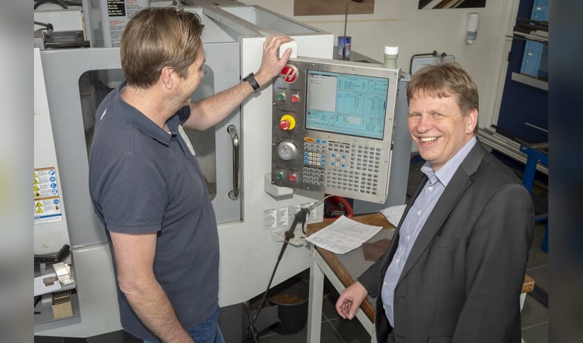 • Wethouder Jan Vente van de gemeente Krimpenerwaard krijgt uitleg over een freesmachine.