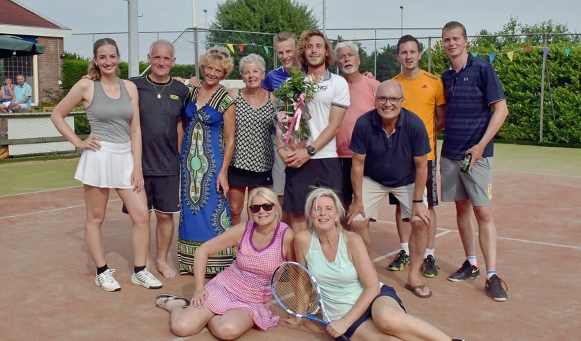 • De clubkampioenen van LTV Gouwenes bij elkaar.
