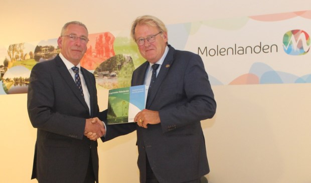 • Bert Snoek (links) overhandigt de profielschets aan Commissaris van de Koning Jaap Smit.