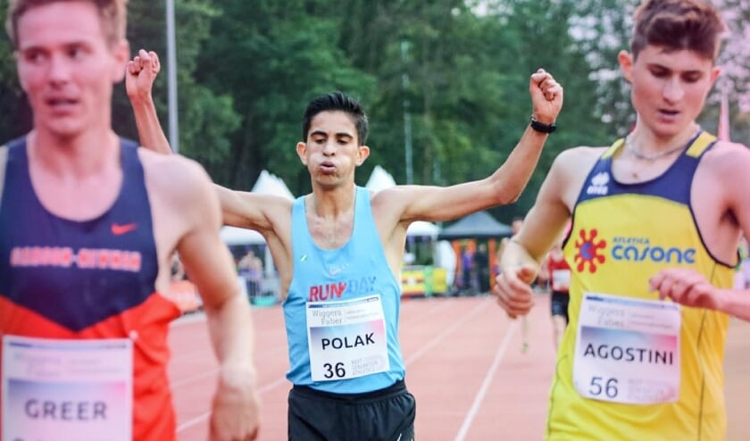• Max Polak komt binnen.