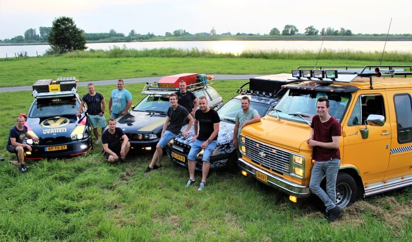• De heren van Team Keet Graafland – hier op 2 na helemaal compleet - zijn trots op hun creaties.