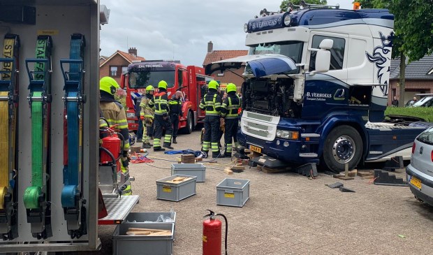 • In Zuilichem raakte een man bekneld onder een vrachtwagen.