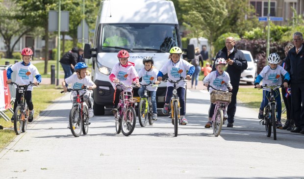 • De deelnemers aan de Dikke Banden Race gaan van start.