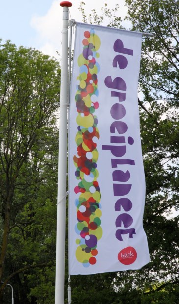 • Vlag voor het schoolgebouw van De Groeiplaneet.
