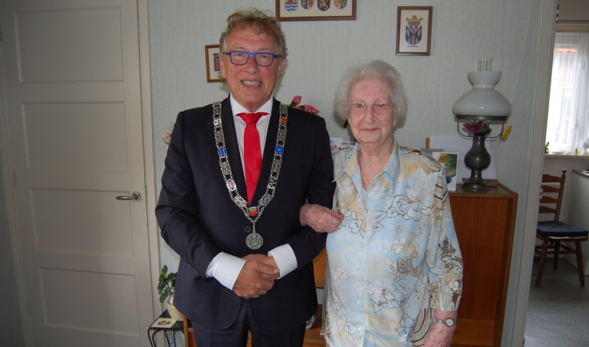 • Burgemeester Harry Keereweer ging de jarige feliciteren.