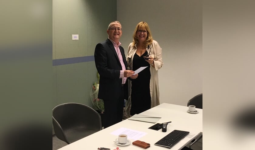 • Wethouder Arjan Neeleman reiktde de onderscheiding uit aan Linda Molle.