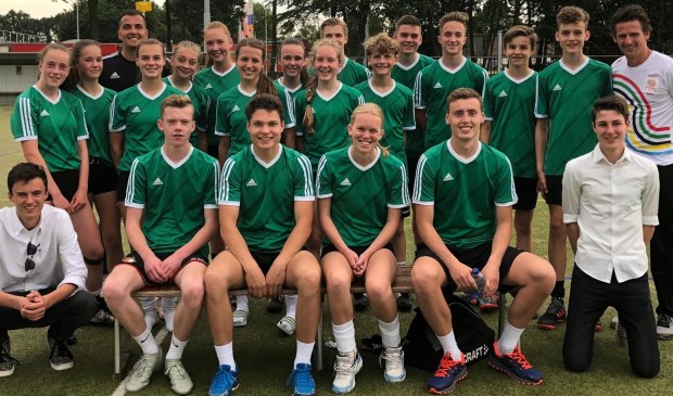 • Het korfbalteam van de Lage Waard.