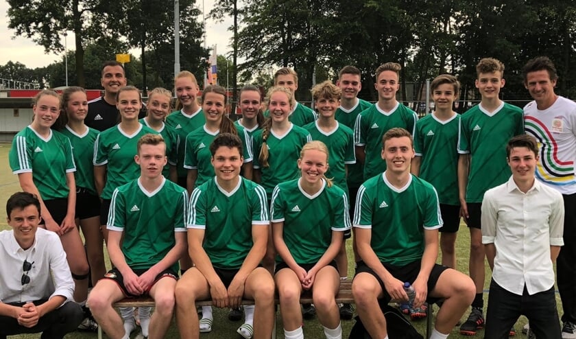 • Het korfbalteam van de Lage Waard.