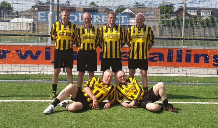 • Staand v.l.n.r. Marc Brekelmans, Paul Coset, Peter Muller en Rien Rovers. Liggend Gijs van Hemert en Adrie Hurkmans.