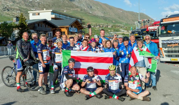 • Team Noordeloos na de finish van Alpe d'HuZes.