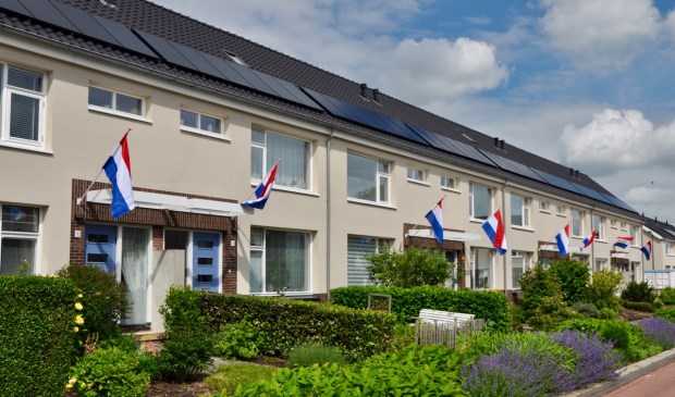 • De vlag ging uit tijdens de oplevering van de woningen in Lageweg.