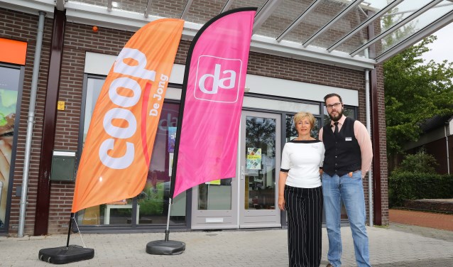 • Aly de Wit en Arjan de Jong voor het pand waar de drogisterij komt.