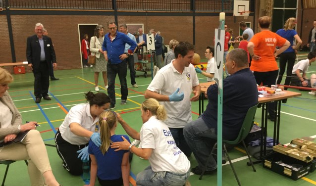 • Het Krimpense EHBO-team in actie tijdens de wedstrijd.