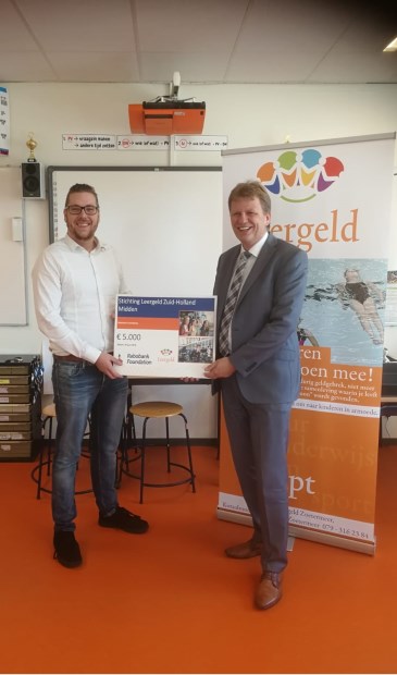 • Wethouder Jan Vente neemt de cheque in ontvangst.