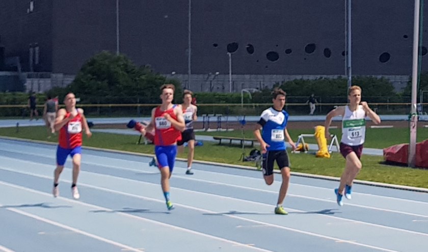 • Met een van pijn vertrokken gezicht knokt Stan Buddingh' zich naar de derde plaats op de 400 meter.