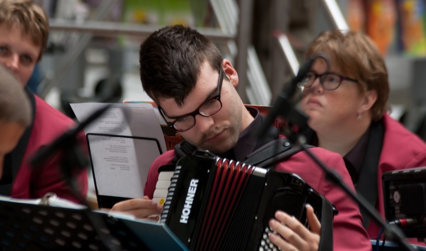 • Het Jostiband Orkest geeft op 5 oktober een middag- én een avondconcert in sporthal de Maayenbogerd.