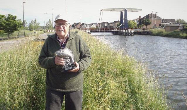 • Henk van den Oever kreeg een beeldje.