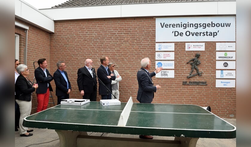 • Burgemeester Van der Borg tijdens de opening van de Overstap.