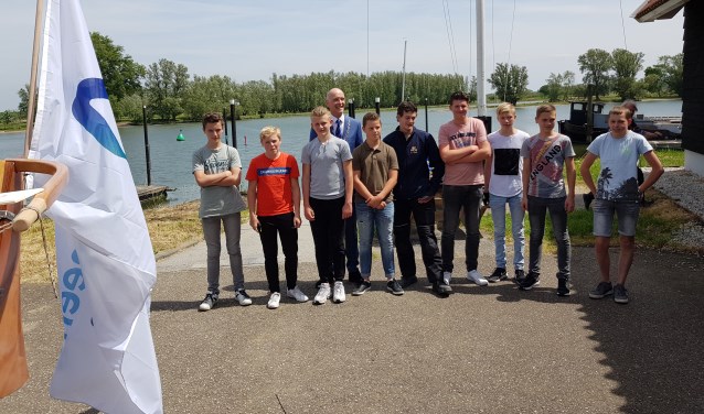 De groep roeiers van het Willem van Oranje College voor hun vertrek, samen met burgemeester Marcel Fränzel.