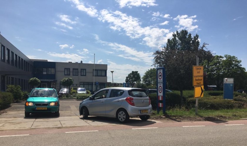 • Bij de huisartsenpost is een tijdelijke ingang gemaakt.