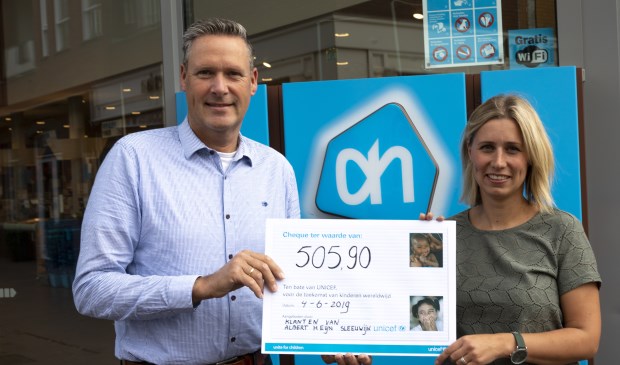 Peter van Ballegooijen overhandigt de cheque aan Marlijn Kortschot.