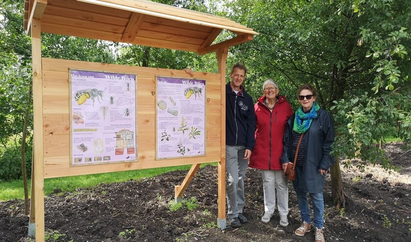 • Willem Groenendijk, Ellen Hansen en Betty de Swart in de insectentuin.