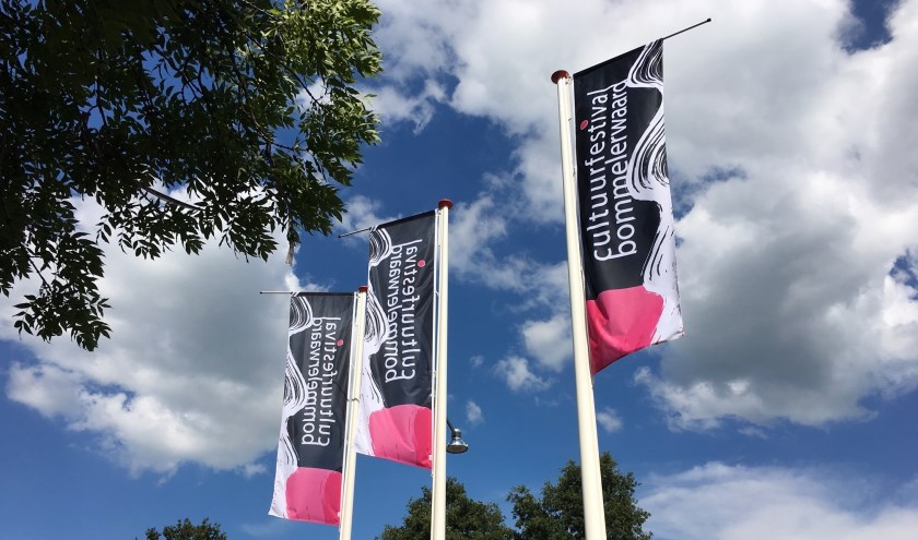 • De banieren van het cultuurfestival vallen goed op.