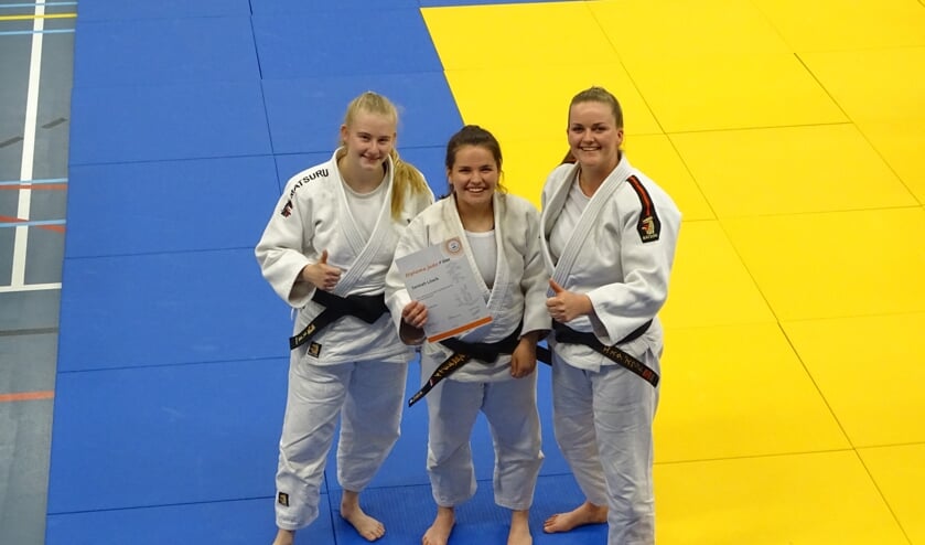• Sannah Löwik (midden), met Lisanne van Rooden (l.) en Esther Zwart (r.),