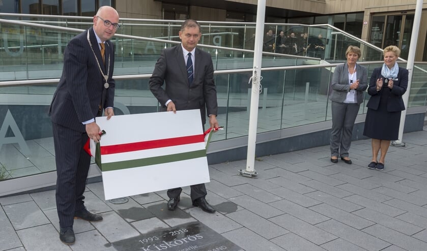 • Onthulling van de gedenksteen vorig jaar september op het Raadhuisplein.