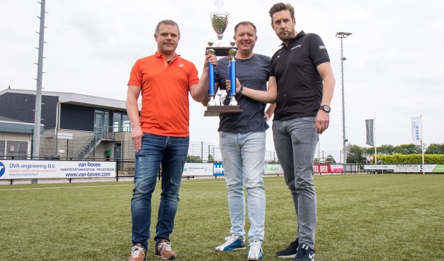 • De sponsors van de Regio-Voetbal Toernooien met de EM Cup.