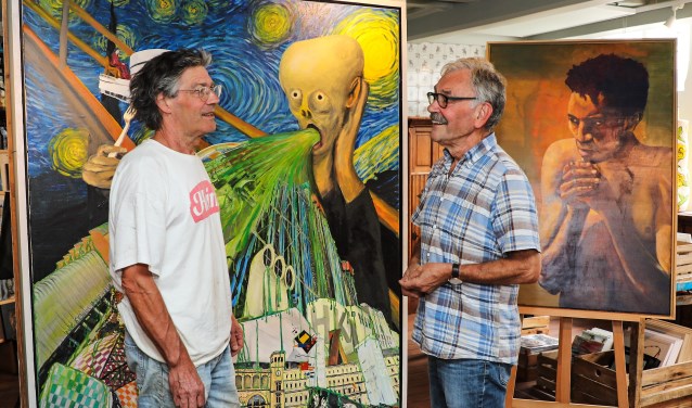 • Joris Baudoin (l) en Kees Habraken in Markt Twee met elkaar in gesprek over hun schilderijen.